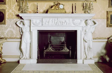 Kominek w salonie państwowym (marmur)